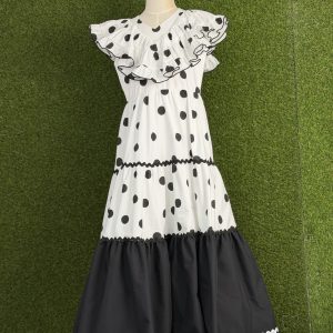 Traje blanco y negro lunares
