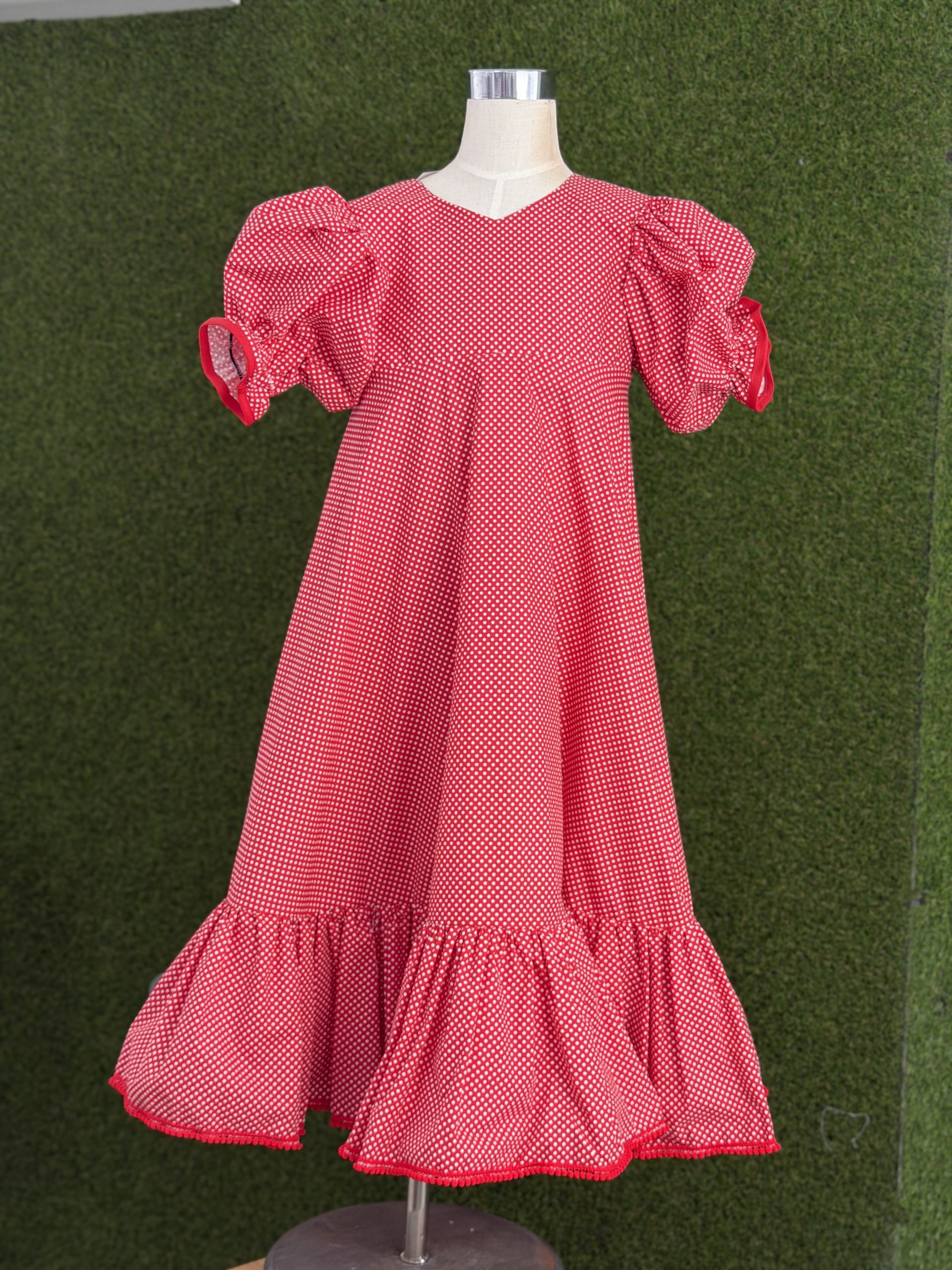 Traje blanco lunarito rojo - Imagen 2