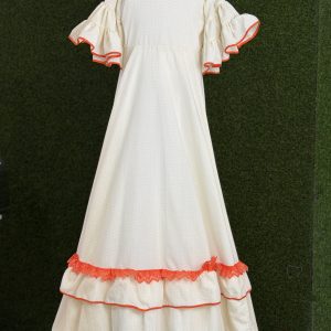 Traje beige y naranja